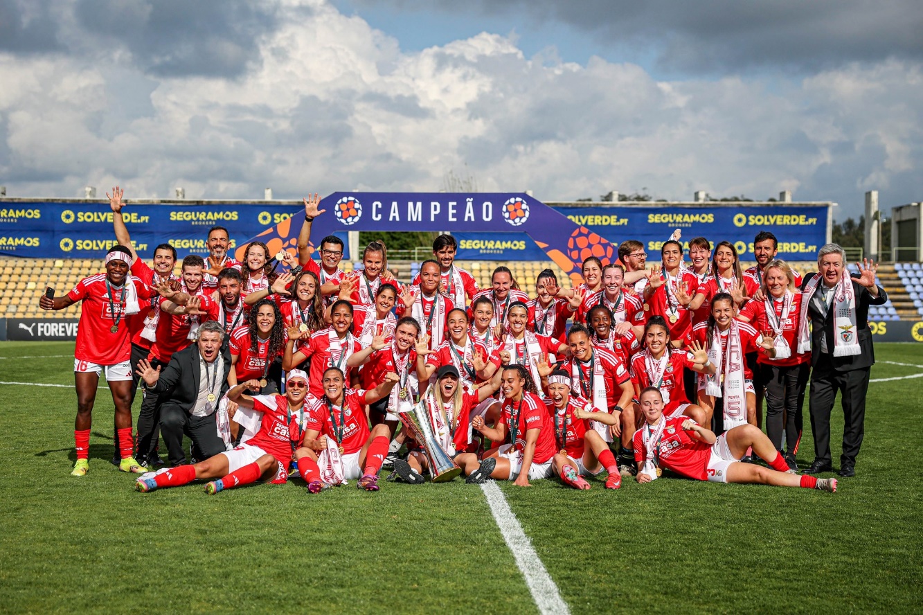 Uma imagem com ar livre, relva, c�u, pessoa

Os conte�dos gerados por IA podem estar incorretos.